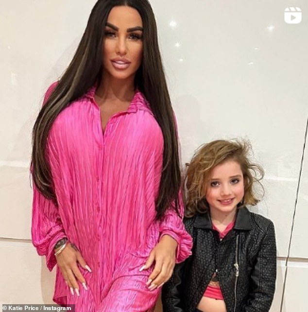 Это не первый раз, когда Кэти подвергается критике за то, что она публикует снимки своей дочери Банни с макияжем.