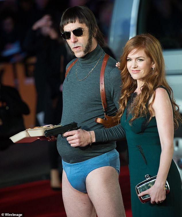 Коэн в костюме персонажа и жена Фишер присутствуют на мировой премьере в Гримсби в 2016 году.