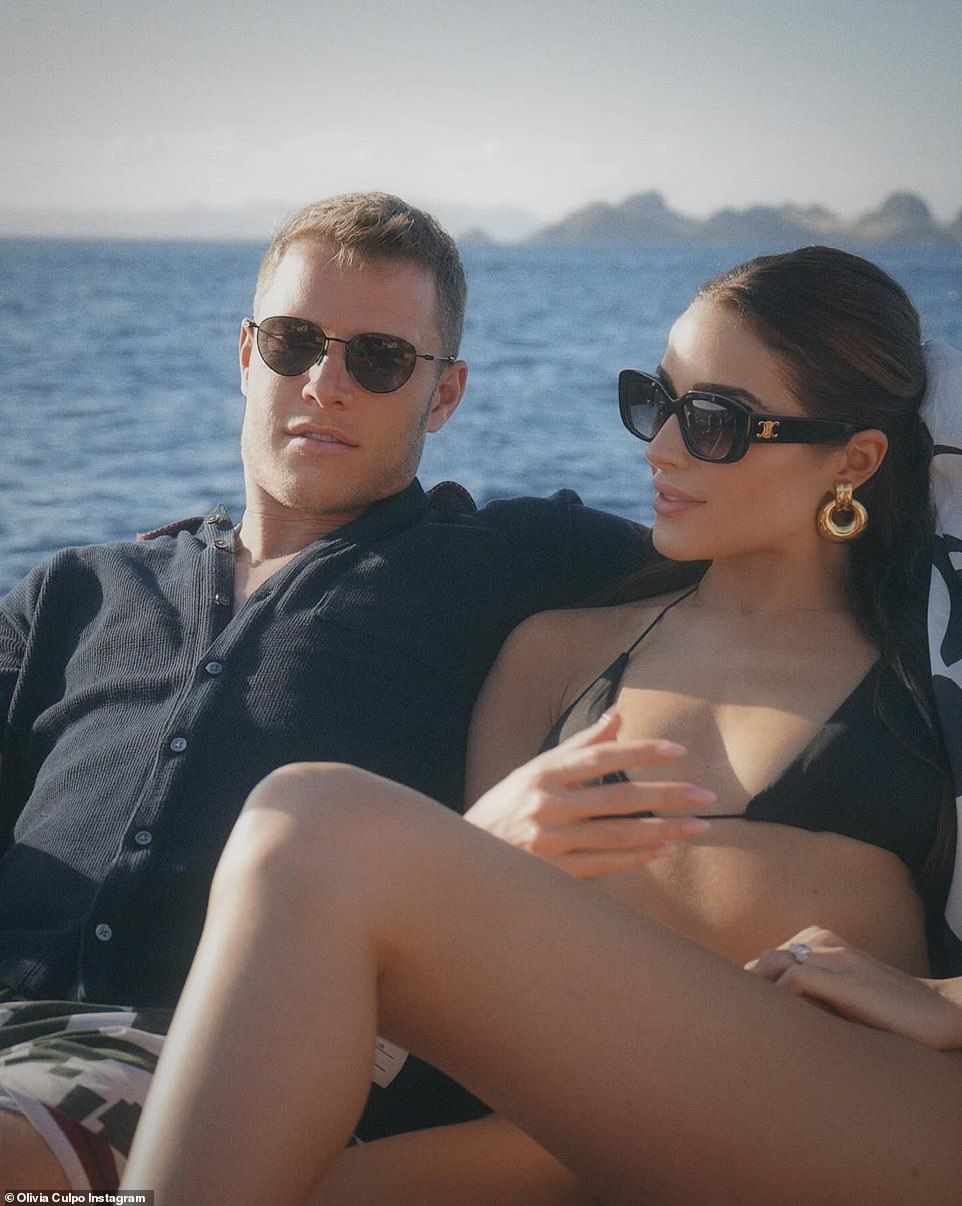 Калпо в черном бикини заставляла пульс биться чаще, когда она обнимала своего здоровенного жениха Кристиана Маккефри на лодке, на серии фотографий, загруженных в Instagram в начале этого месяца.