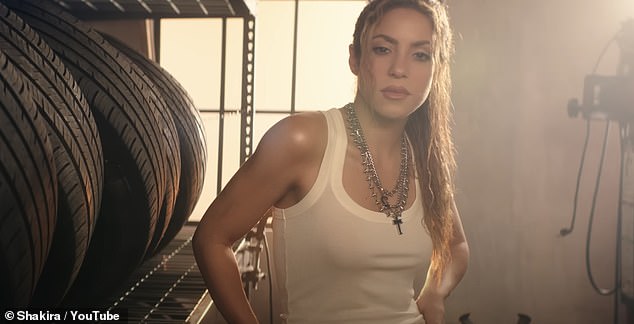 В видеоролике, снятом Майком Хо, Шакира приступает к работе в автомастерской перед выступлением на сцене со своей группой.