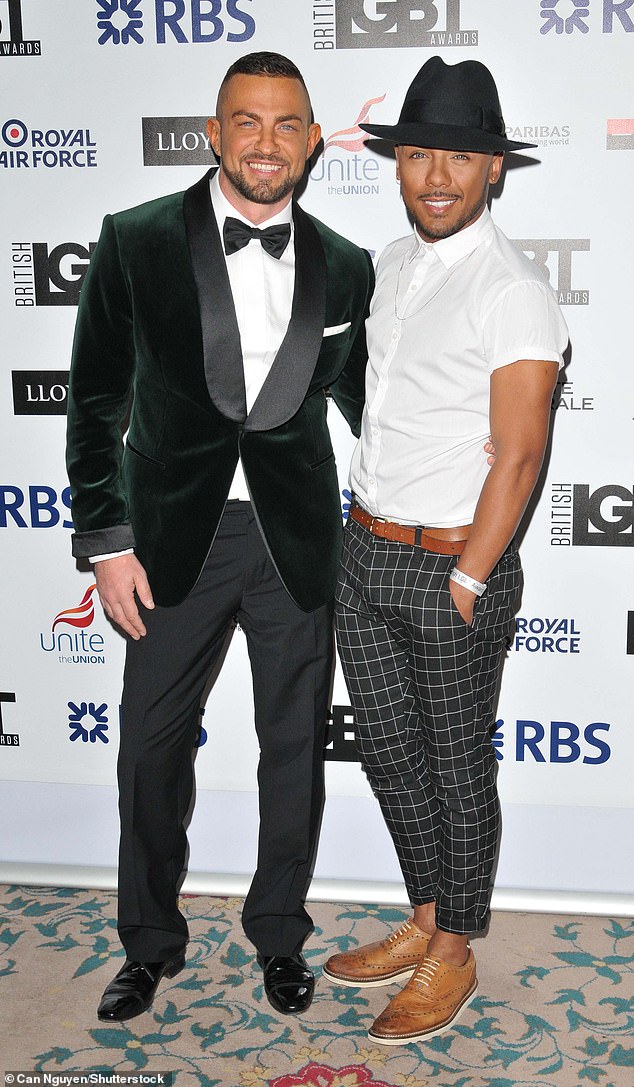 Ранее у Робин были отношения с Маркусом Коллинзом (справа), финалистом X-Factor, наставником которого был Гэри Барлоу. Пара планировала пожениться, но рассталась в 2015 году.