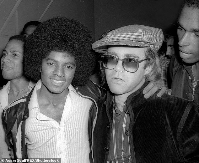 27-летняя звезда, казалось, снимала сцену, снятую в 1970-х годах, на основе его афро-парика и старинных автомобилей, припаркованных на улице;  на фото с Элтоном Джоном в 1978 году в Нью-Йорке.