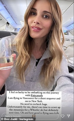 В прошлом месяце она поделилась снимком, на котором она сидит в своей роскошной капсуле на рейсе Air Canada, готовясь к полету в Ванкувер, а затем в Нью-Йорк.