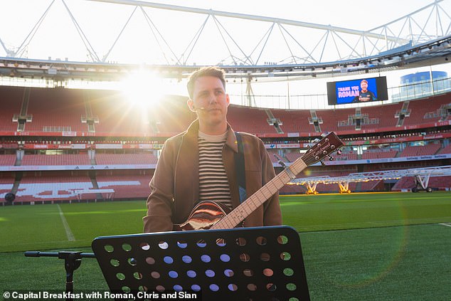 На этом сюрпризы для Романа не закончились: Крис начал петь ему серенаду на гитаре под собственную версию любимой песни Арсенала на террасе The Angel (North London Forever).