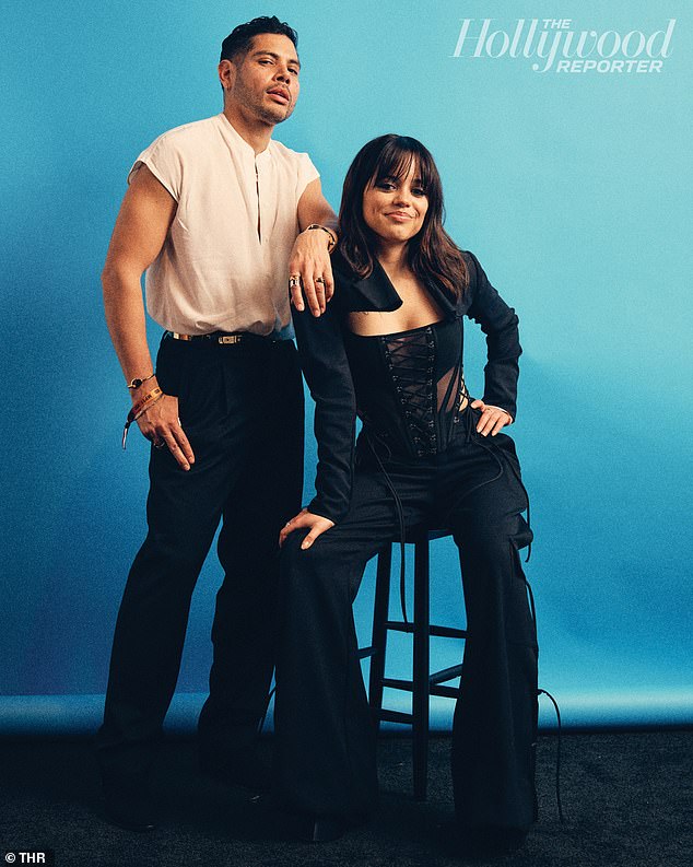 Дженна Ортега была одета в черный прозрачный корсетный топ и брюки — оба от Monse — во время позирования со своим стилистом Энрике Мелендесом.