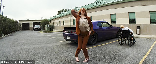 После катания на Dodge Challenger, на одном из кадров Стоун видно, как она стоит возле машины и совершает движение в брючном костюме ржавого цвета.