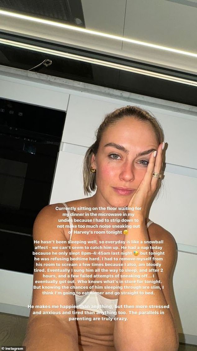 Чувствуя себя «усталой» и «встревоженной», соосновательница Keep It Cleaner поделилась своим селфи в своих историях в Instagram, выглядя невероятно измученной, когда она рассказала о последних проблемах со сном Харви.
