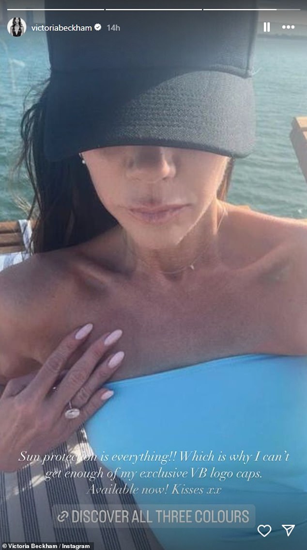 Чтобы не отставать от мужа, Виктория также опубликовала в своем Instagram дерзкий снимок, показав свою стройную фигуру в синем купальнике без бретелек.