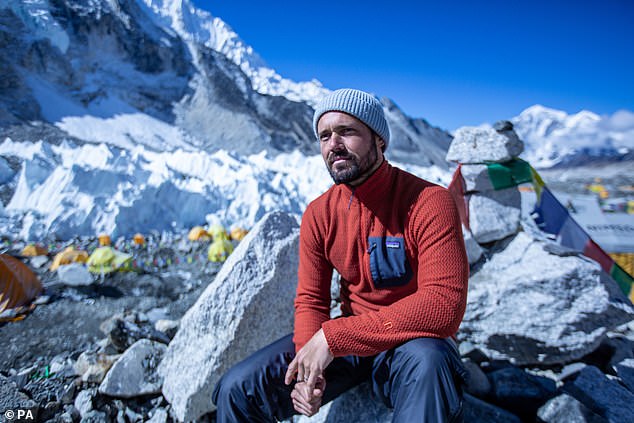 Старший брат Мэтьюза Майкл стал самым молодым британцем, покорившим Эверест в 1999 году в возрасте 23 лет, но разбился насмерть, спускаясь в одиночку во время метели со скоростью 100 миль в час.