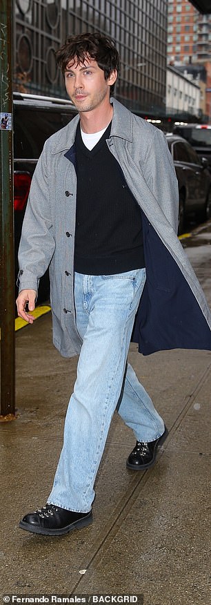 Тем временем Логан носил черный свитер с v-образным вырезом поверх белой футболки, светлые джинсы и отличное пальто.