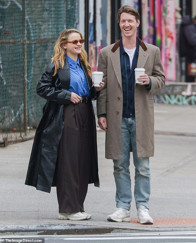 В среду Джои была замечена за чашкой кофе со своим мужем Стивеном Питом в Нью-Йорке.