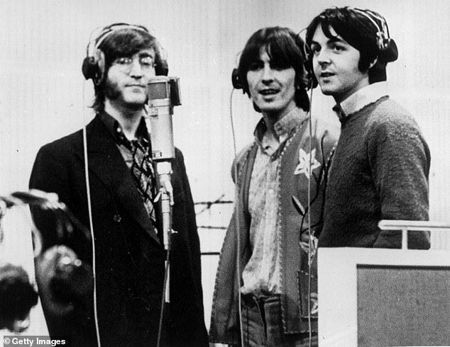 Blackbird присутствует в альбоме The Beatles 1968 года, который также известен в The White Album.  Песня была написана Полом Маккартни, а также Джоном Ленноном и посвящена расовой напряженности на юге США в 1960-х годах;  видел в 1968 году