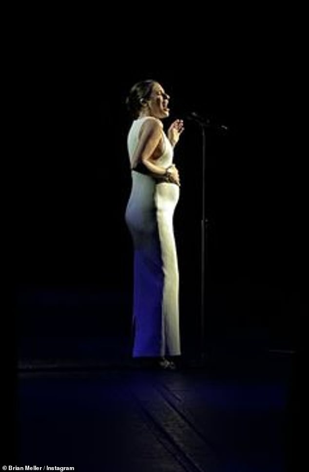 «Итак, я никогда раньше не пела беременной», — объяснила она в своей истории в Instagram в видео для своих 8,3 миллионов подписчиков.