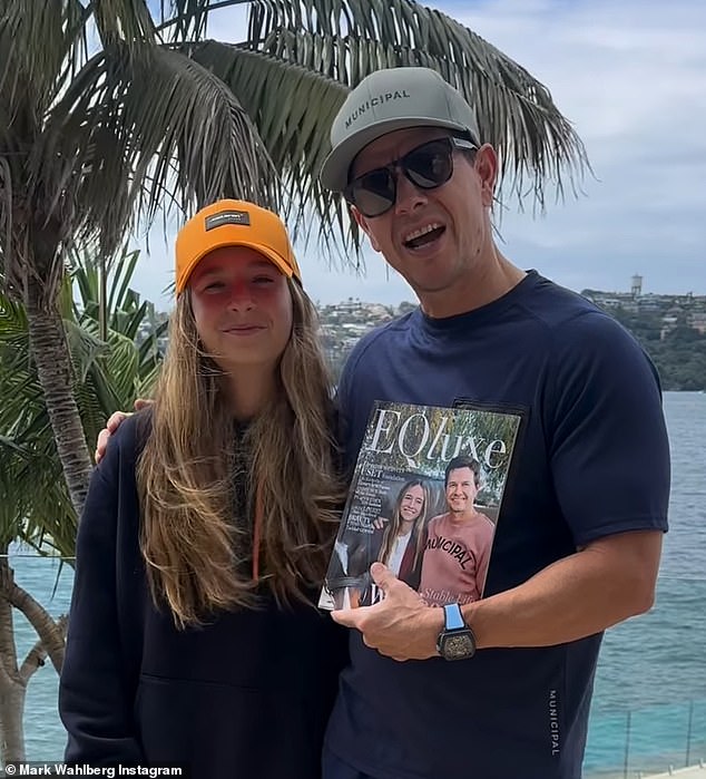 В пятницу 52-летняя звезда «Страха» поделилась видео, на котором он позирует, обнимая Грейс, чья мама — модель Рея Данэм, когда они демонстрировали обложку журнала EQluxe.