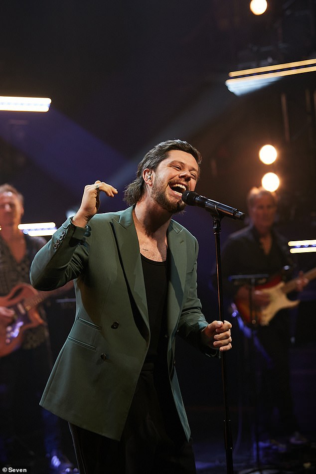 Победитель конкурса Australian Idol 2024 года Дилан Райт также выступил.