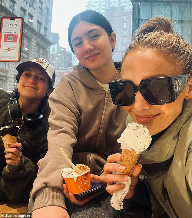 Дженнифер наслаждается визитом в Нью-Йорк, и недавно в четверг она зашла в свой главный Instagram, наслаждаясь вкусным мороженым.