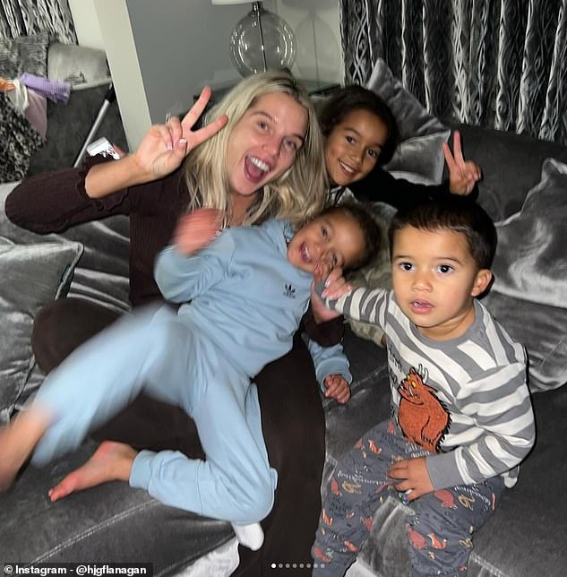 Актриса воспитывает детей Матильду (8 лет), Далилу (5 лет) и Чарли (2 года) от своего бывшего партнера, футболиста Скотта Синклера.
