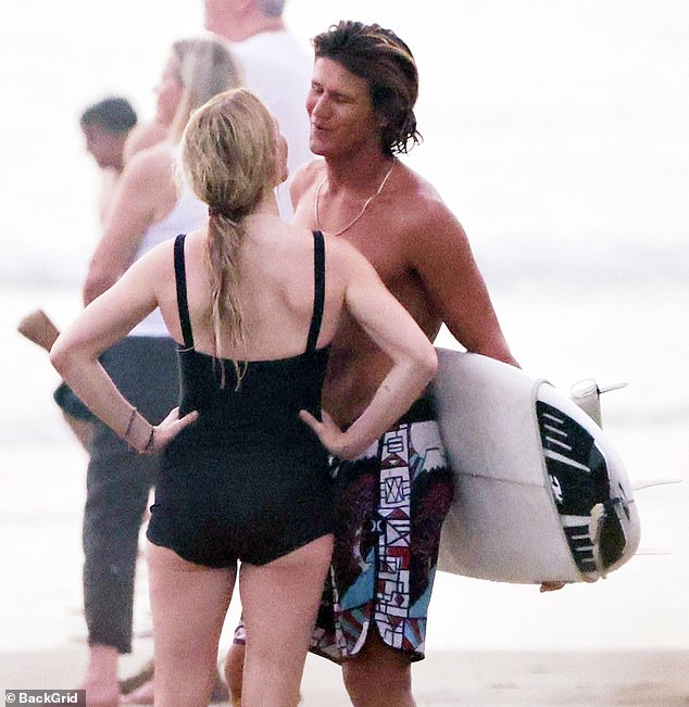 Инструктор, который ранее давал Шакире уроки серфинга, поцеловал певицу в лоб, когда они отправлялись в море.