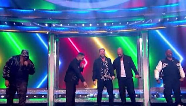 В эти выходные Сэм вышел на сцену с Марвином и его группой JLS на шоу «Ant McPartlin» и «Saturday Night Takeaway» Деклана Доннелли.