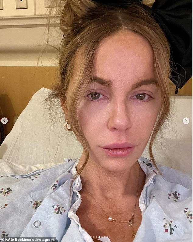 50-летняя актриса находилась в больнице по неизвестным причинам, и во время пребывания в медицинском центре ее навещали ее домашняя собака Милф и кошка Уиллоу.