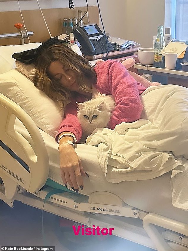 Она держала поклонников в курсе фотографий своего пребывания в больнице, но не раскрыла причину длительного пребывания в медицинском центре.
