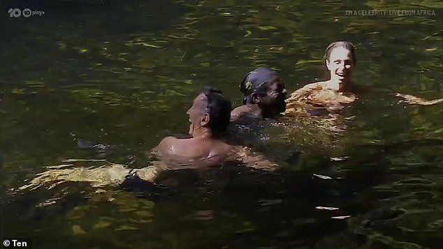 Однако железная женщина и серфингистка, спасшая Кэндис Уорнер (на фото справа), поспешила оказать помощь.