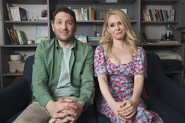 Познакомьтесь со звездами сериала «Ричардсоны» Джоном и его 40-летней женой Люси Бомонт, которые играют вымышленные версии самих себя в псевдодокументальном формате.