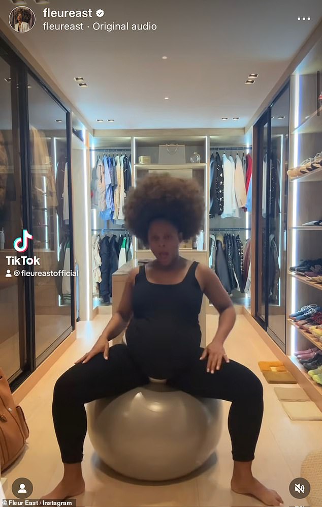 Затем во вторник Флер снова зашла в свой Instagram, чтобы поделиться совсем другим клипом, в котором она подпрыгивает на мяче для упражнений, надевая подкладку для беременных.