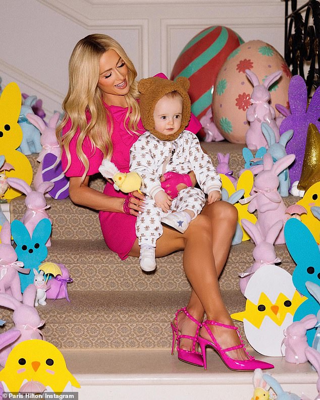 Она позировала с маленьким сыном на лестнице, украшенной разноцветными зайчиками.