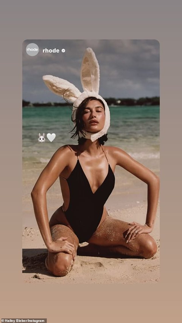 Хейли отпраздновала Пасху ярким снимком в черном купальнике с кроличьими ушками
