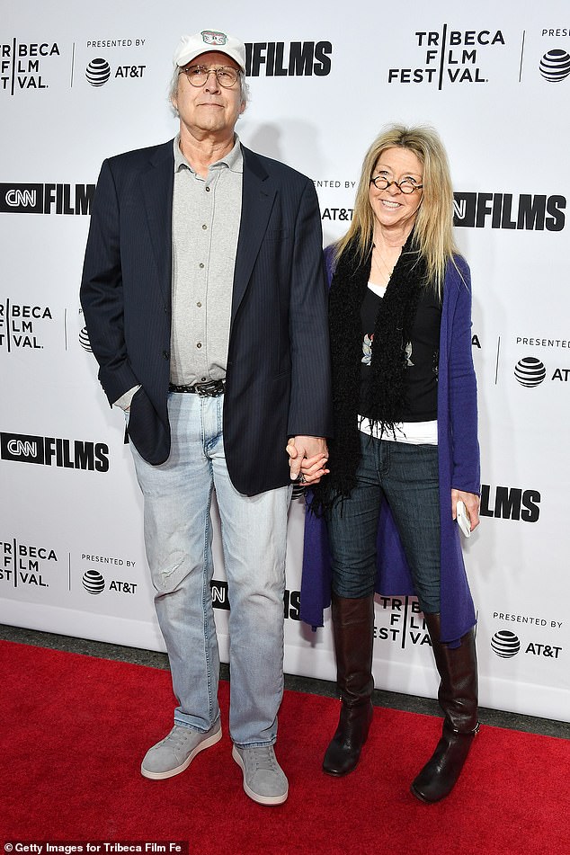 Знаменитый комик и актер прожил со своей женой Джейни Чейз более 44 лет, из них 41 год - как семейная пара;  они на фото в Нью-Йорке в апреле 2018 года.