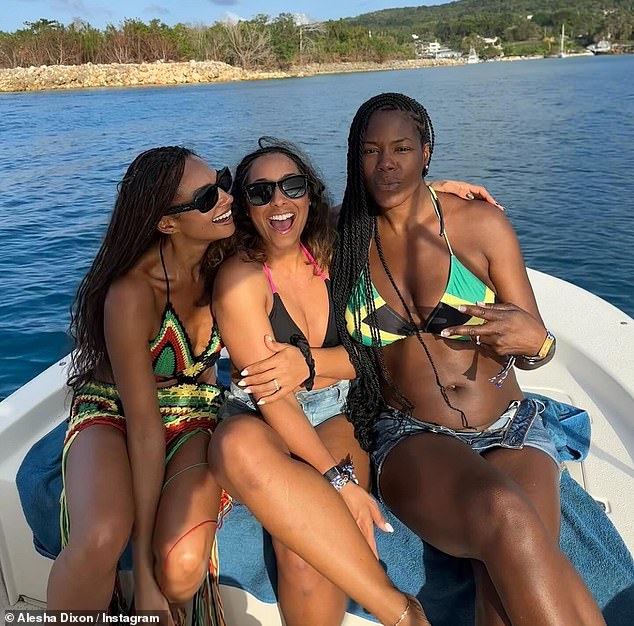 Это событие произошло после того, как Алеша (слева) продемонстрировала свою потрясающую фигуру в потрясающем бикини, поделившись потрясающими фотографиями с побережья Ямайки в Instagram в начале этого месяца.