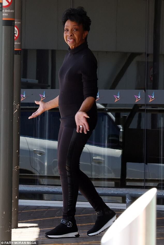 Американская икона Глэдис Найт, 79 лет, демонстрирует молодую и шикарную фигуру, когда она прибывает в аэропорт Перта на австралийский этап своего прощального тура.