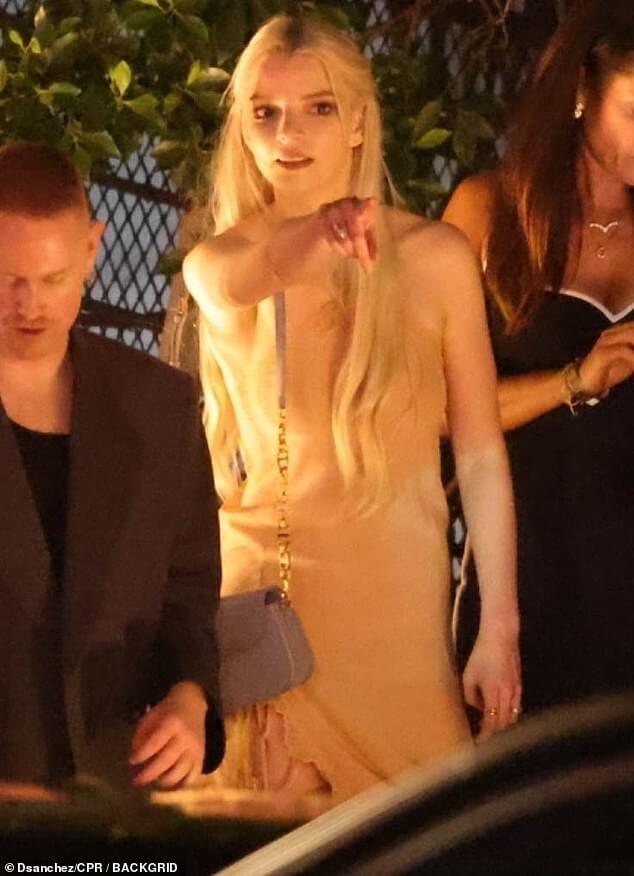 Аня Тейлор-Джой ошеломляет элегантным золотым платьем-неглиже и пикантными коричневыми кожаными ботинками, покидая вечеринку CAA перед вручением Оскара.