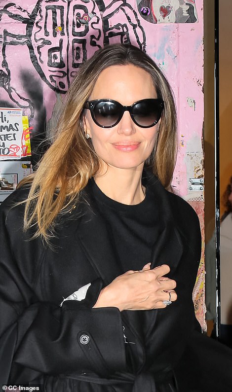Джоли сфотографировали 28 декабря 2023 года в Нью-Йорке.
