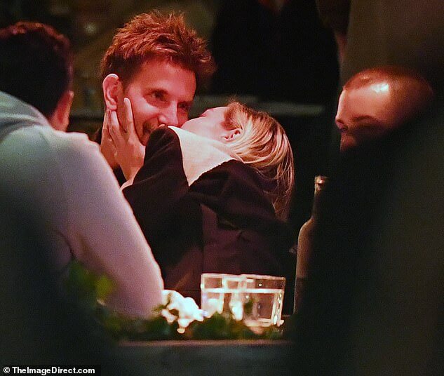 Брэдли Купер и Джиджи Хадид ОЧЕНЬ страстно относятся друг к другу за ужином с друзьями — когда она целует его на вечеринке в Нью-Йорке, наполненной КПК.
