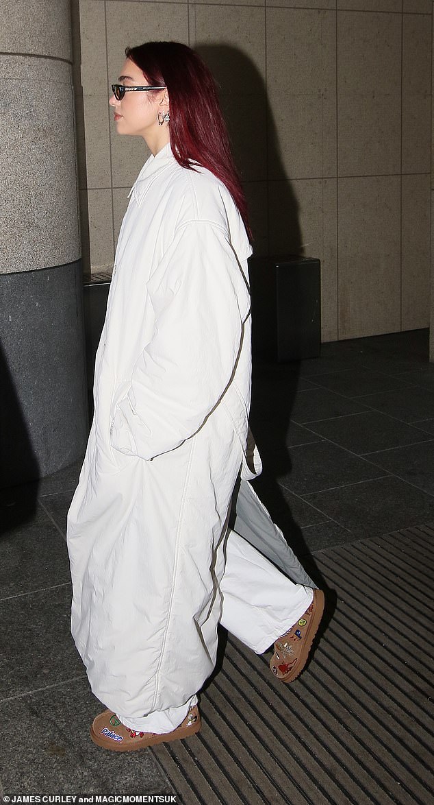 BRIT Awards 2024: Дуа Липа выглядит непринужденно в белом халате, когда она приезжает на репетицию саундчека перед открытием церемонии.
