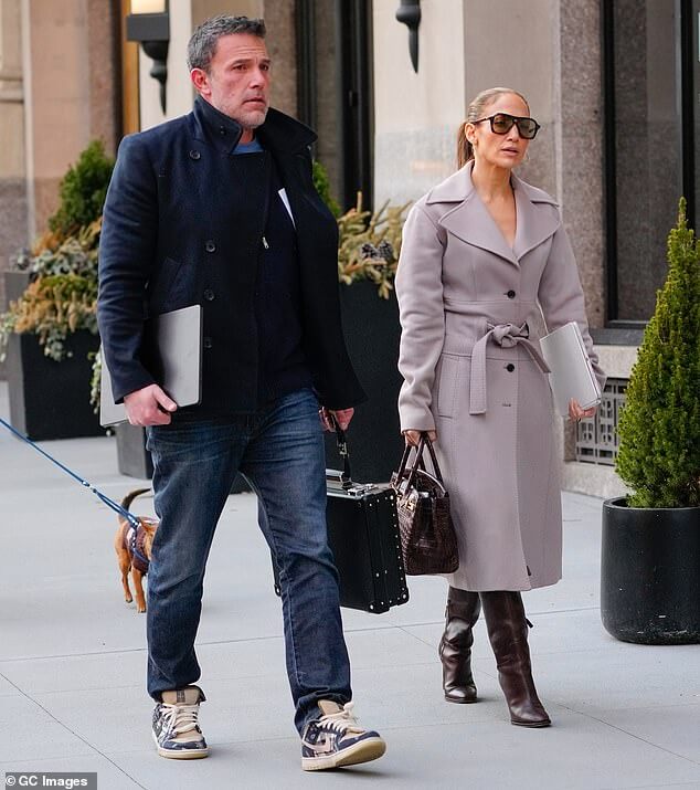 Дженнифер Лопес непринужденно шикарна в сером пальто и ботинках на каблуке с мужем Беном Аффлеком на прогулке в Нью-Йорке.
