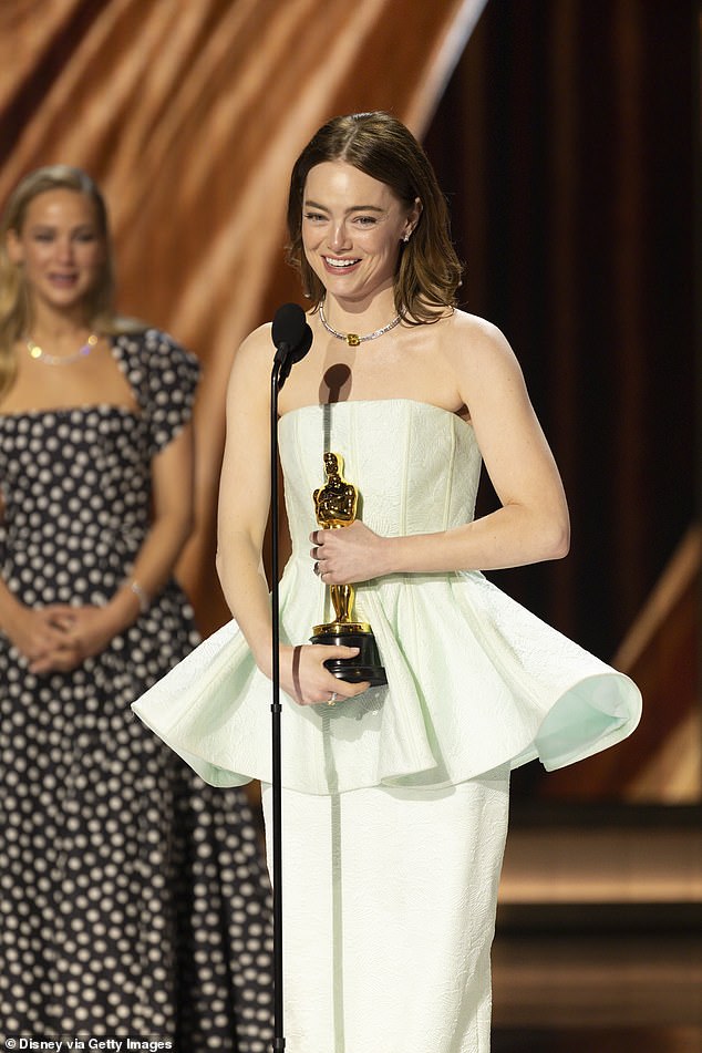 Недавно Стоун получила свой второй «Оскар» за лучшую женскую роль после работы с 50-летним Лантимосом в фильме «Бедные дела», что также принесло ему номинацию на звание лучшего режиссера.