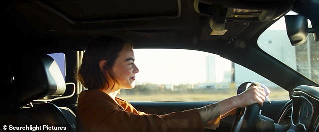 Эмма Стоун ездит быстро и срывается с места, воссоединяясь с режиссером «Бедных дел» Йоргосом Лантимосом в первом тизере фильма «Виды доброты»