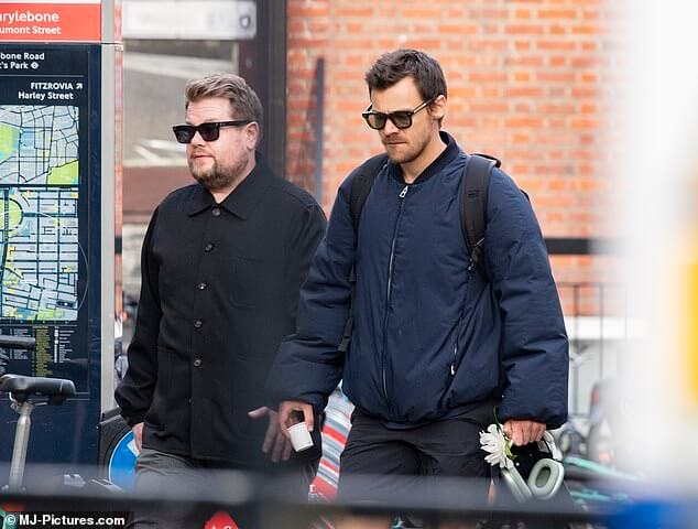 Гарри Стайлс выходит на прогулку с близким другом Джеймсом Корденом, который вскоре после ухода из Голливуда сыграет главную роль в вест-эндском фильме «Учредитель».