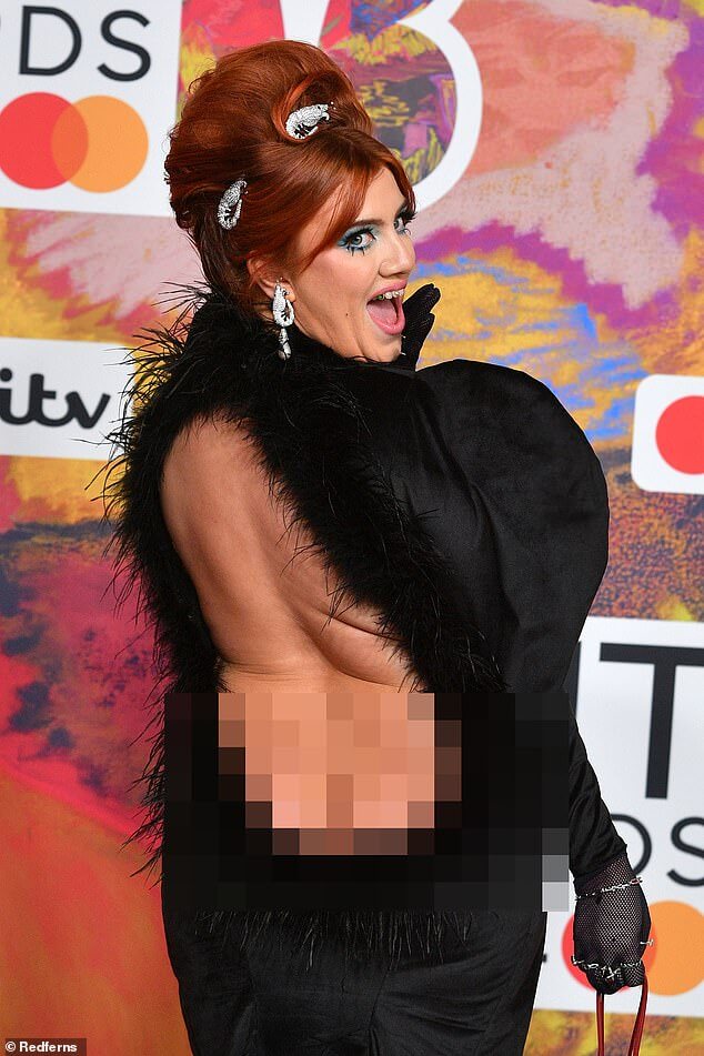 Ирландская певица CMAT дерзко демонстрирует свою задницу в ОЧЕНЬ глубоком черном платье по телевизору на Brit Awards, а зрители сходят с ума: «Она такая несерьезная!»