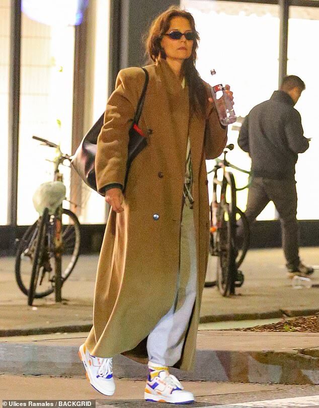 Кэти Холмс наслаждается одиночной прогулкой в ​​шикарном коричневом пальто, удобных спортивных штанах и кроссовках по Нью-Йорку, готовясь к знаменательному дню рождения дочери Сури.