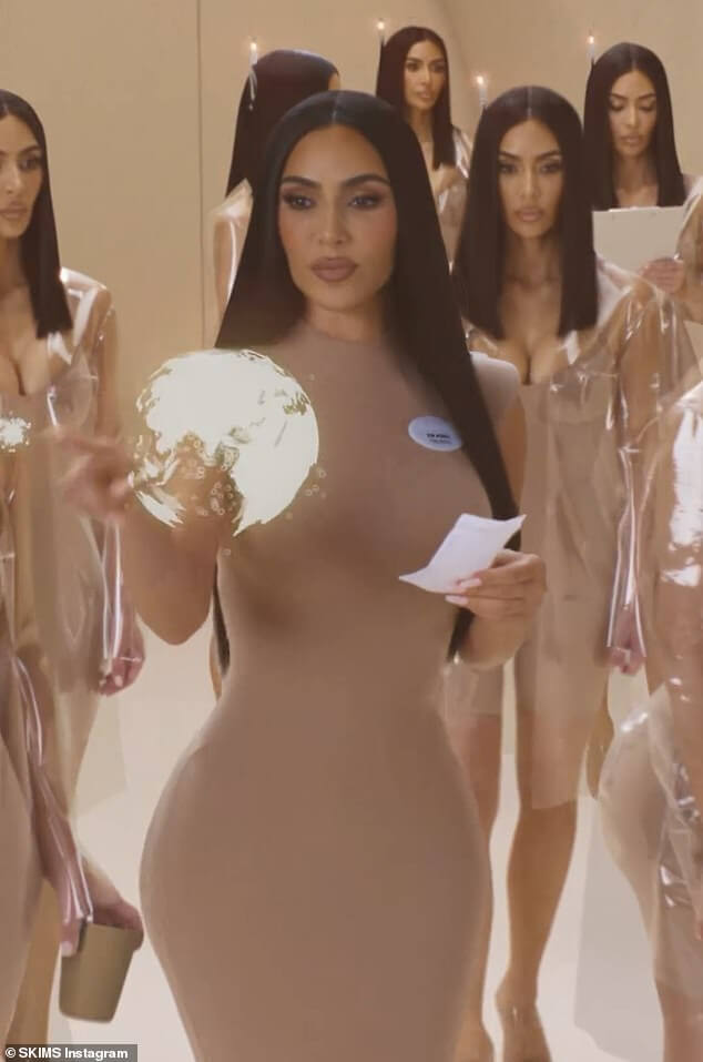 Ким Кардашьян и ее «клоны» одеты в обнаженные тона для первой национальной рекламы SKIM, которая транслировалась перед церемонией «Оскар».