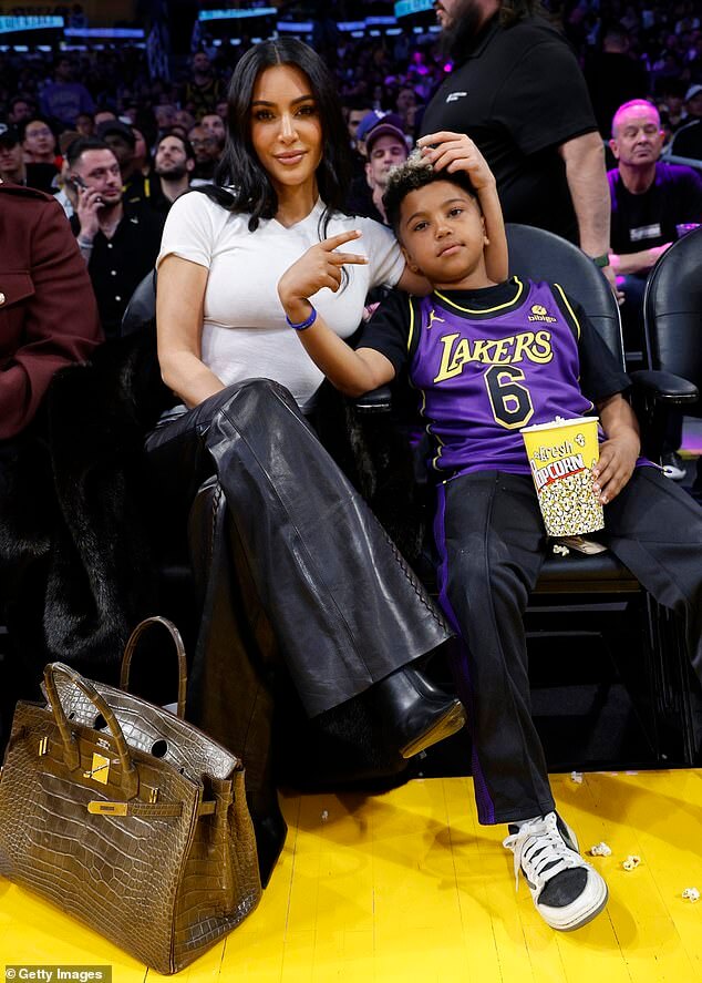 Ким Кардашьян — заботливая мама восьмилетнего сына Сэйнта Уэста, а Дженнифер Лопес и Бен Аффлек уютно устроились на корте звездного матча «Лейкерс» в Лос-Анджелесе.