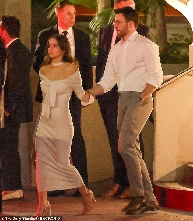 Крис Эванс, 42 года, нежно держится за руки с женой Альбой Баптистой, 26 лет, когда они присутствуют на вечеринке перед вручением Оскара в Западном Голливуде… через семь месяцев после интимной свадьбы
