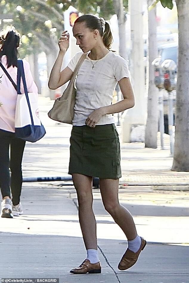 Лили-Роуз Депп надела белую блузку и зеленую юбку для поездки в модный магазин здорового питания Erewhon