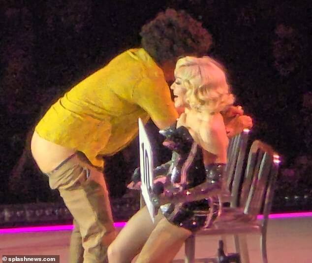 Мадонна осталась в швах, когда Эрик Андре засветил голую задницу на сцене после того, как поп-икона пригласил его судить модную бальную интерлюдию в Celebration Tour.