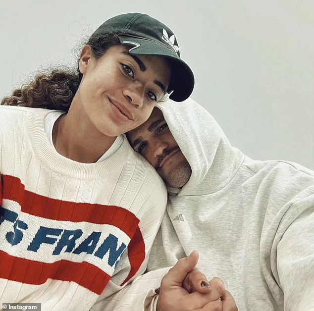 Это произошло после того, как Мэри поделилась публикацией в Instagram, в которой призналась, насколько она «благодарна» за то, что живет жизнью всемирно признанного профессионального спортсмена.  В ее фотогалерее было любимое фото с ее парнем Натаном Клири (справа).