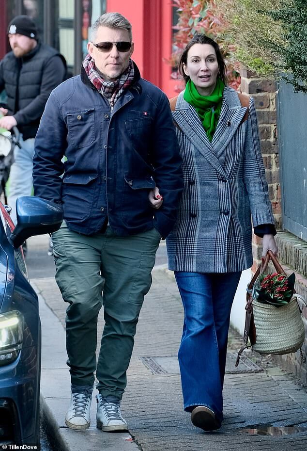 Новый ведущий «Этим утром» Бен Шепард наслаждается походом по магазинам со своей женой Энни после своего долгожданного дебюта с Кэт Дили.
